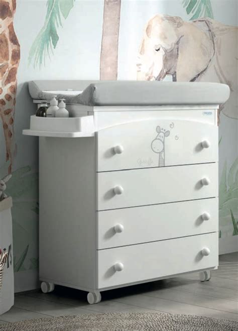 Bañera-cambiador en un cuarto de bebé