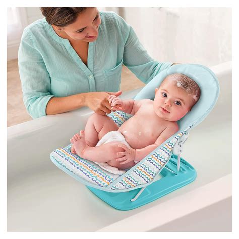 Niño en una bañera con hamaca de baño