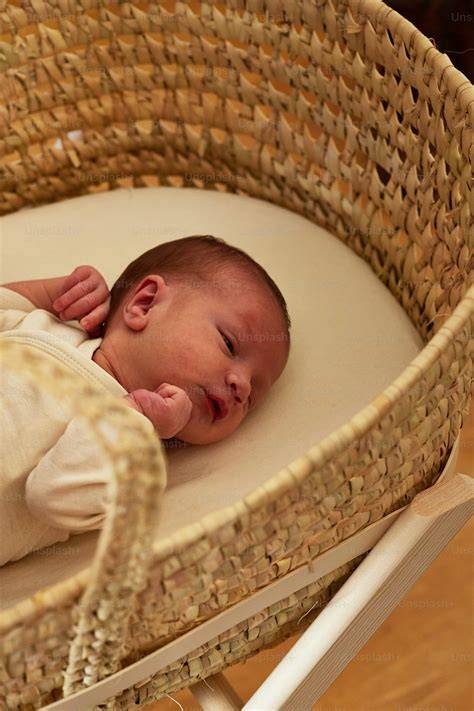 Moisés de mimbre con bebé durmiendo