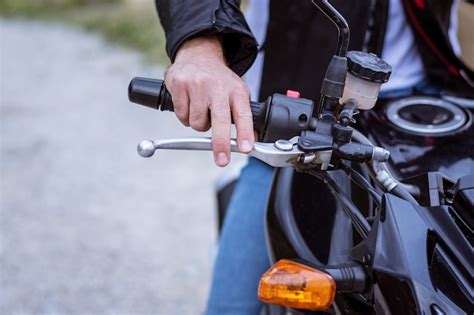 Detalle del manillar ajustable y el sistema de freno de mano del cochecito Jané Rider