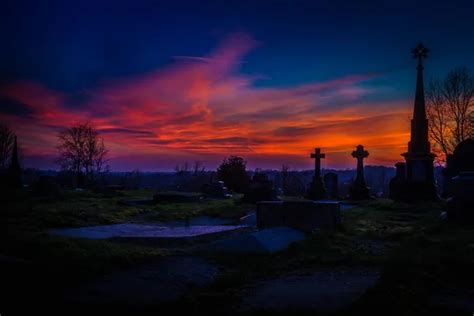 Imagen simbólica de un cementerio al atardecer