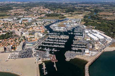 Fotografía del puerto de Canet-en-Roussillon ambientado con temática pirata y barcos antiguos