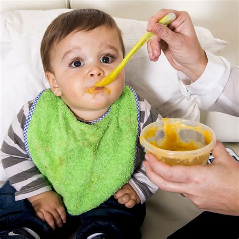 Bebé comiendo papilla de carne y verduras