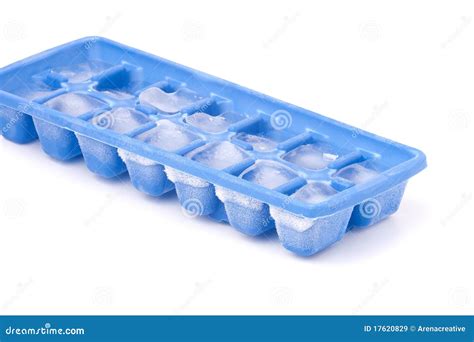 Cubos de papilla congelada en bandeja de hielo