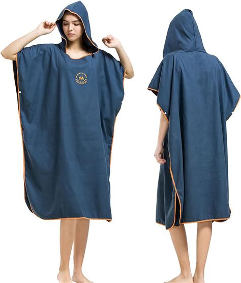 Fotografía comparativa: una persona usando un poncho toalla frente a la dificultad de usar una toalla convencional en la playa.
