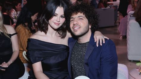 Selena Gómez y Benny Blanco sonriendo juntos en un evento