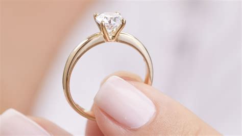 Primer plano de un anillo de compromiso de diamantes