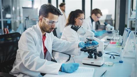 Imagen de un técnico de laboratorio realizando pruebas de PCR para identificar patógenos en muestras de lechones.
