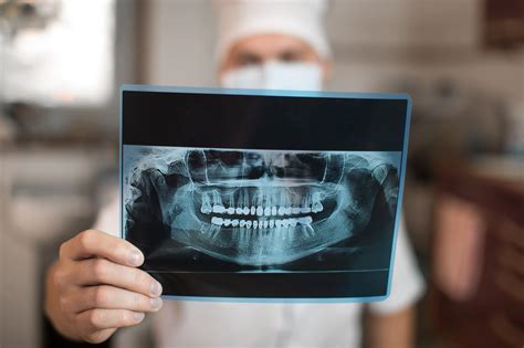 Imagen de una clínica dental moderna con equipo de radiografía panorámica digital.