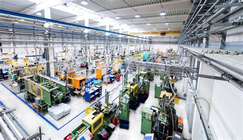 Instalaciones de fabricación modernas con múltiples líneas de producción para pañales para adultos.