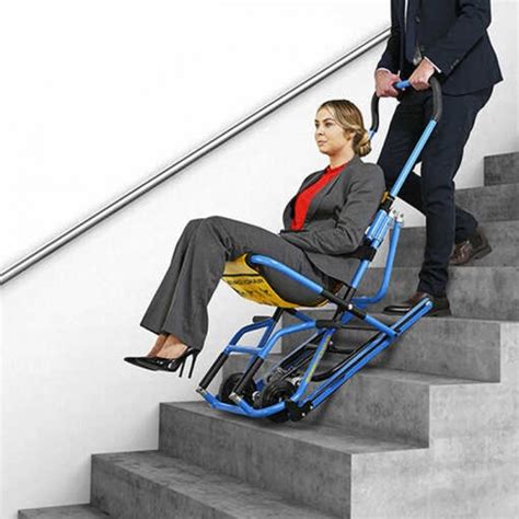 Ilustración: Personal sanitario asistiendo a una persona en una silla de evacuación por escaleras