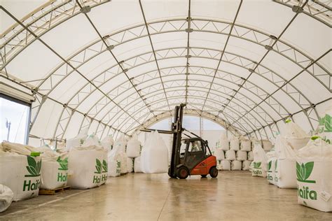 Foto: Nave de almacenamiento de fertilizantes en puerto