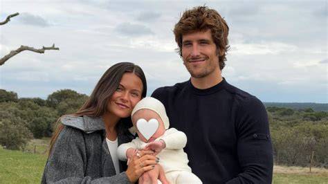 Foto de Nacho Aragón y Bea Gimeno con su bebé Pelayo en el hospital, con una expresión de pura felicidad