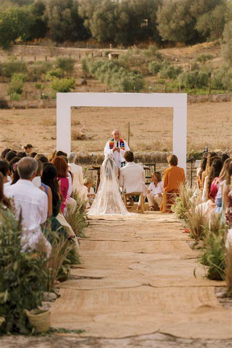 Foto de la boda de Nacho Aragón y Bea Gimeno en Mallorca, con un ambiente mágico y festivo