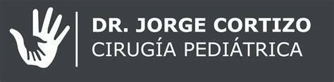 Fotografía profesional del Dr. Jorge Cortizo en su consulta pediátrica