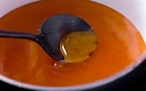 Proceso de caramelización de cebolla en sartén mostrando el cambio de color a tono oscuro y brillante.