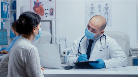 Foto de una consulta médica con un médico y un paciente para ilustrar la atención primaria