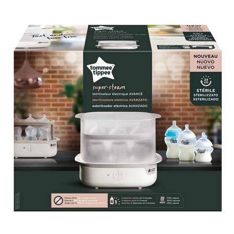 Primer plano de un esterilizador Tommee Tippee con biberones dentro