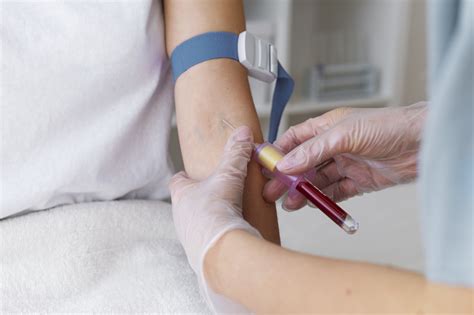 Imagen de un profesional de la salud extrayendo una muestra de sangre para una prueba de embarazo.