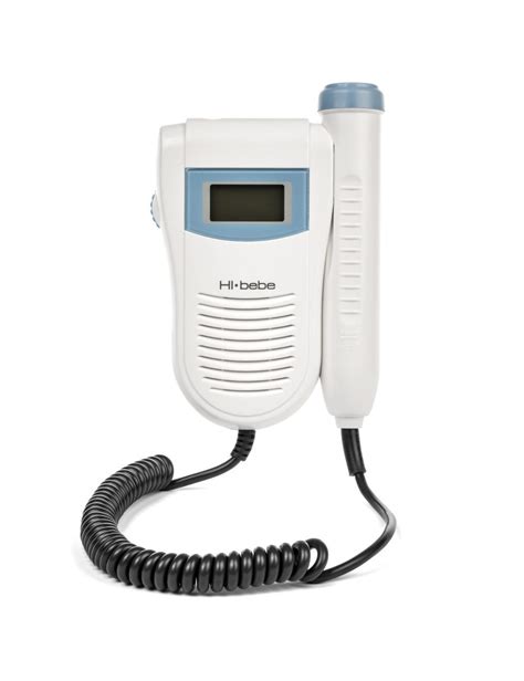 Primer plano de un dispositivo Doppler fetal casero en uso