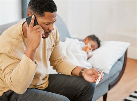 Imagen temática: niño tosiendo y padre preocupado