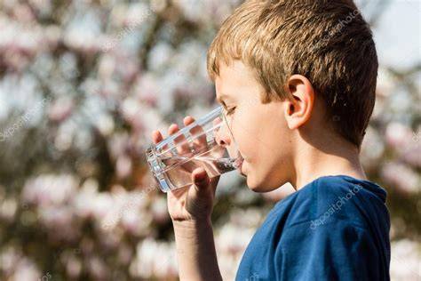 Imagen temática: niño bebiendo agua o infusión