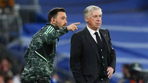 Foto de Davide Ancelotti junto a su padre Carlo en el banquillo