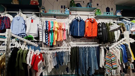 Tienda outlet de ropa infantil Mayoral con variedad de prendas