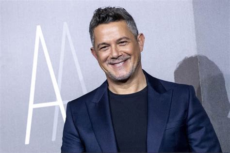 Alejandro Sanz sonriendo y hablando en un evento público