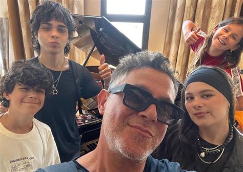 Alejandro Sanz y sus hijos en un ambiente familiar
