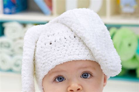 Ejemplos de gorritos de crochet creativos para bebés (conejo, fantasma, aviador)