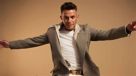 Esquema cronológico de la evolución artística de Alejandro Sanz desde sus inicios en el heavy metal hasta el pop internacional