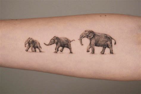 Tatuaje detallado de una familia de elefantes caminando en fila con sombreado suave