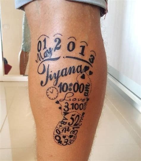 Imagen de un tatuaje que combina un nombre con la fecha de nacimiento y una pequeña huella de bebé
