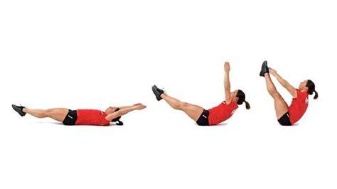 Mujer embarazada haciendo abdominales en V con apoyo en plataforma de equilibrio.