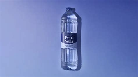 Imagen de una botella de Font Vella con el símbolo de reciclaje.