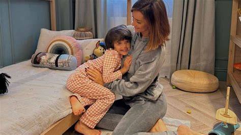 Imagen de Adara Molinero junto a su hijo Martín en un momento cotidiano.