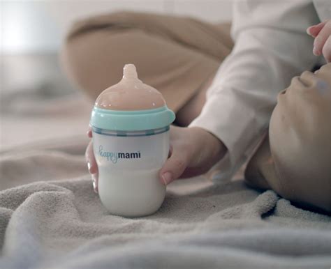 Imagen de un bebé tranquilo alimentándose con un biberón anticólico