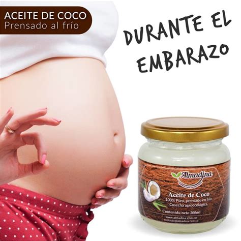 Mujer embarazada aplicándose aceite de coco en el vientre