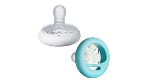 Ilustración detallada de un chupete con forma de pico de pato, mostrando sus partes: tetina, escudo y orificios de ventilación.