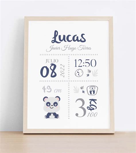 Foto de un cuadro de recuerdos de nacimiento de bebé personalizado con datos y diseño suave.