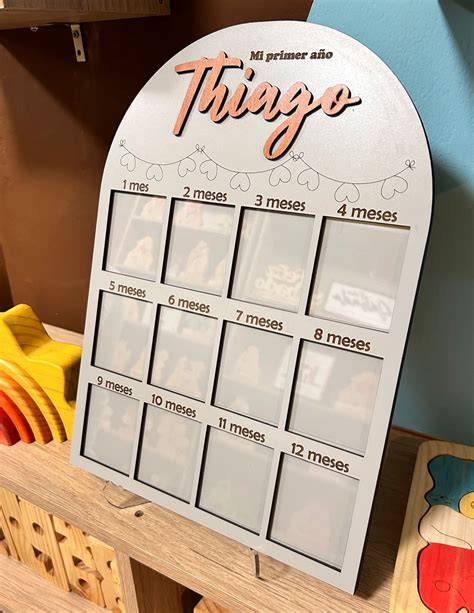 Cuadro con 12 espacios para fotos del primer año del bebé, con el nombre personalizado.