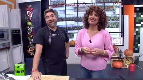 Foto de María del Cueto presentando un programa de televisión