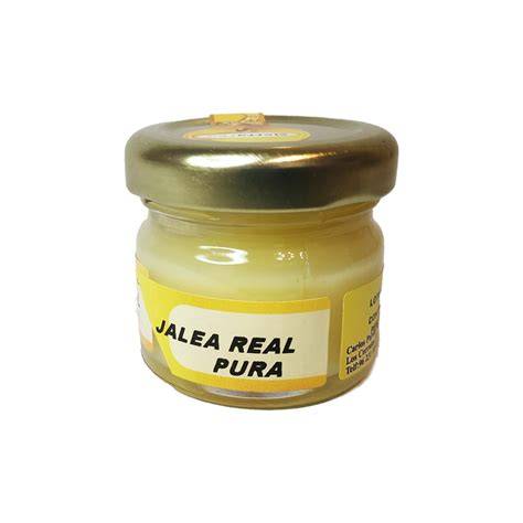 Jalea real fresca en un frasco de vidrio, mostrando su color blanquecino