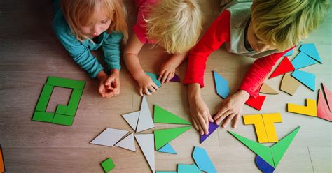 Collage de imágenes que representan los juegos para niños de 2 a 3 años: juego simbólico, libro con animales, niño completando una frase, canción infantil, objetos para elegir.