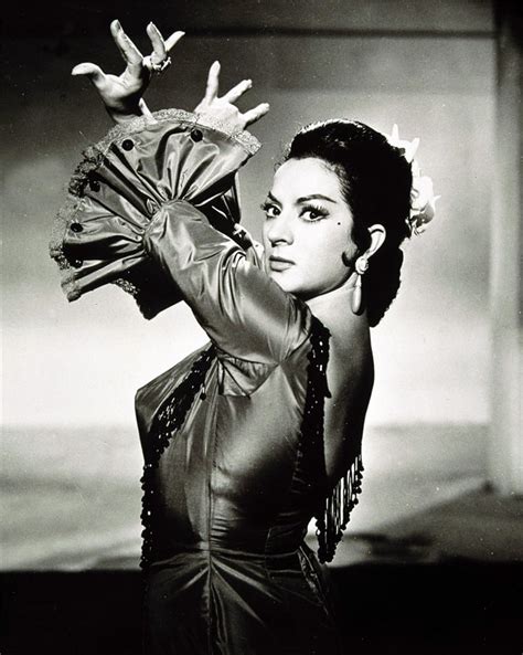 Lola Flores joven bailando flamenco en un escenario