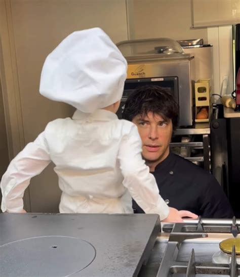 Jordi Cruz y su hijo Noah cocinando juntos