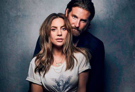 Lady Gaga y Bradley Cooper en una escena de 
