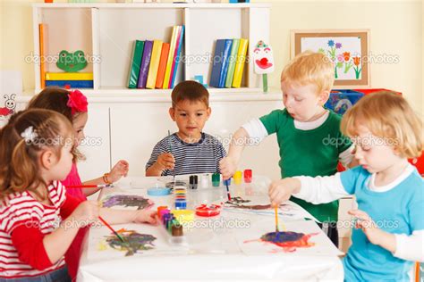 foto de niños de edad preescolar jugando en un área de camping