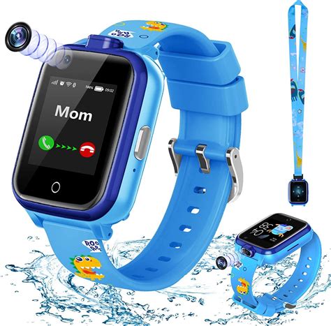 Foto de niño usando un reloj GPS